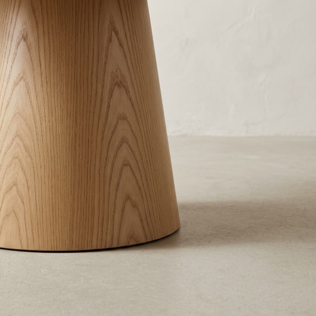 Atlas table, wood grain close-up
